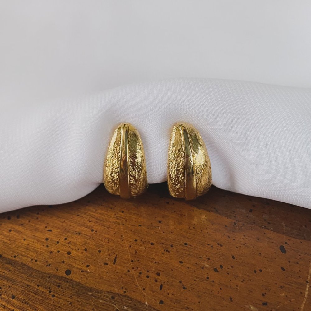 Vintage Gold Tone Textured Feather Leaf Half Hoop Dome Simple Clip On Earrings
